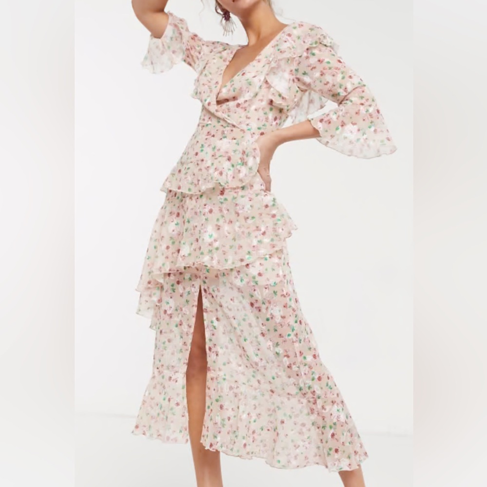 Ruffled midi dress with sleeves